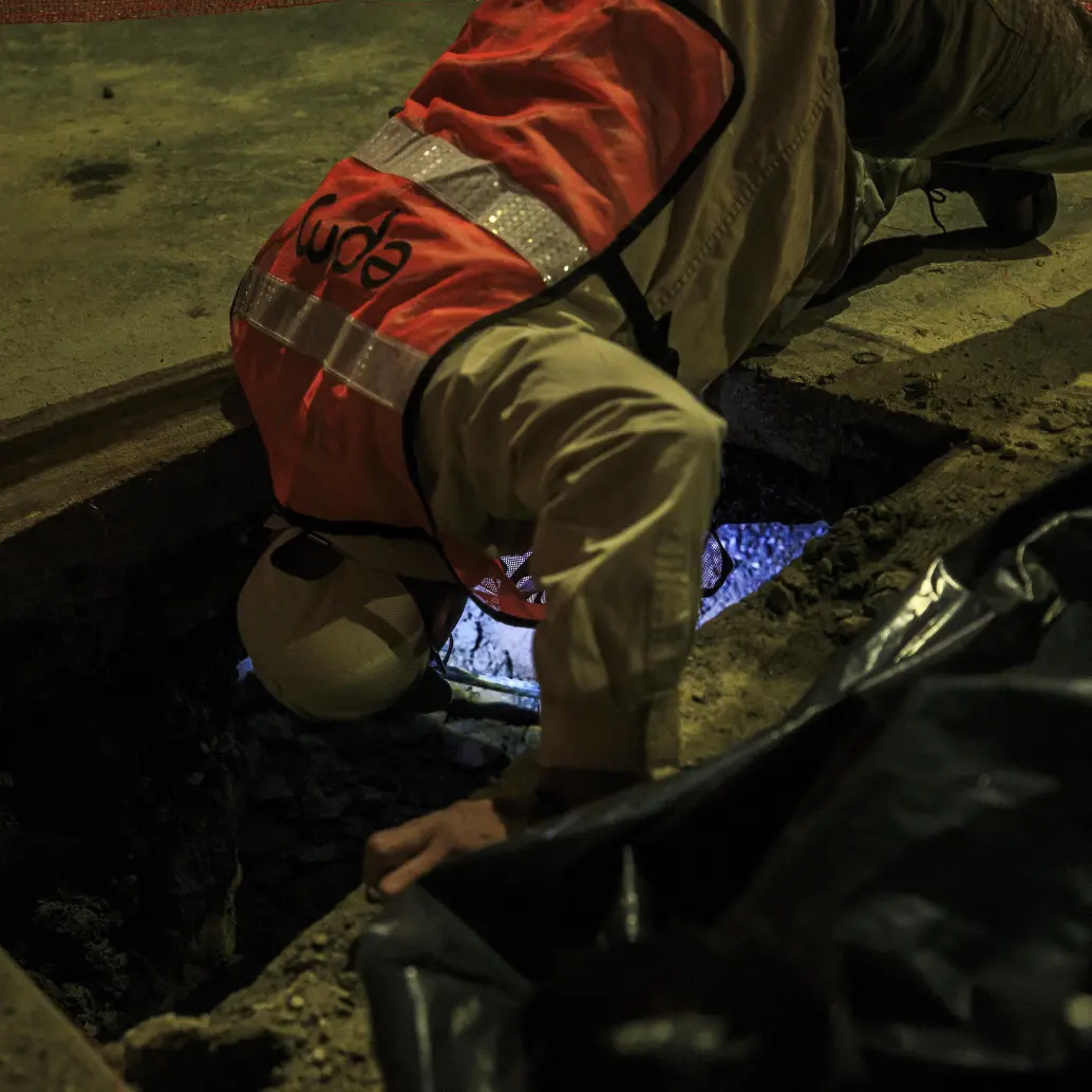 Miembro de una cuadrilla de Empresas Públicas de Medellín (EPM) revisa el alcantarillado en distintos sitios de la ciudad de Medellin. Fecha de evento: 15/08/2024 Foto: Andrés Camilo Suárez Echeverry