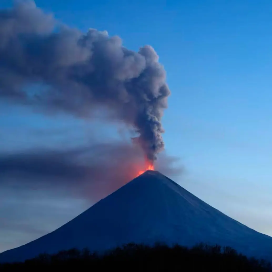 El volcán Kliuchevskoi está ubicado a 4.800 metros de altura y tiene de un cono con un cráter de unos 700 kilómetros de diámetro.<b> </b>FOTO: Tomada de X @Tiempo_AMBA