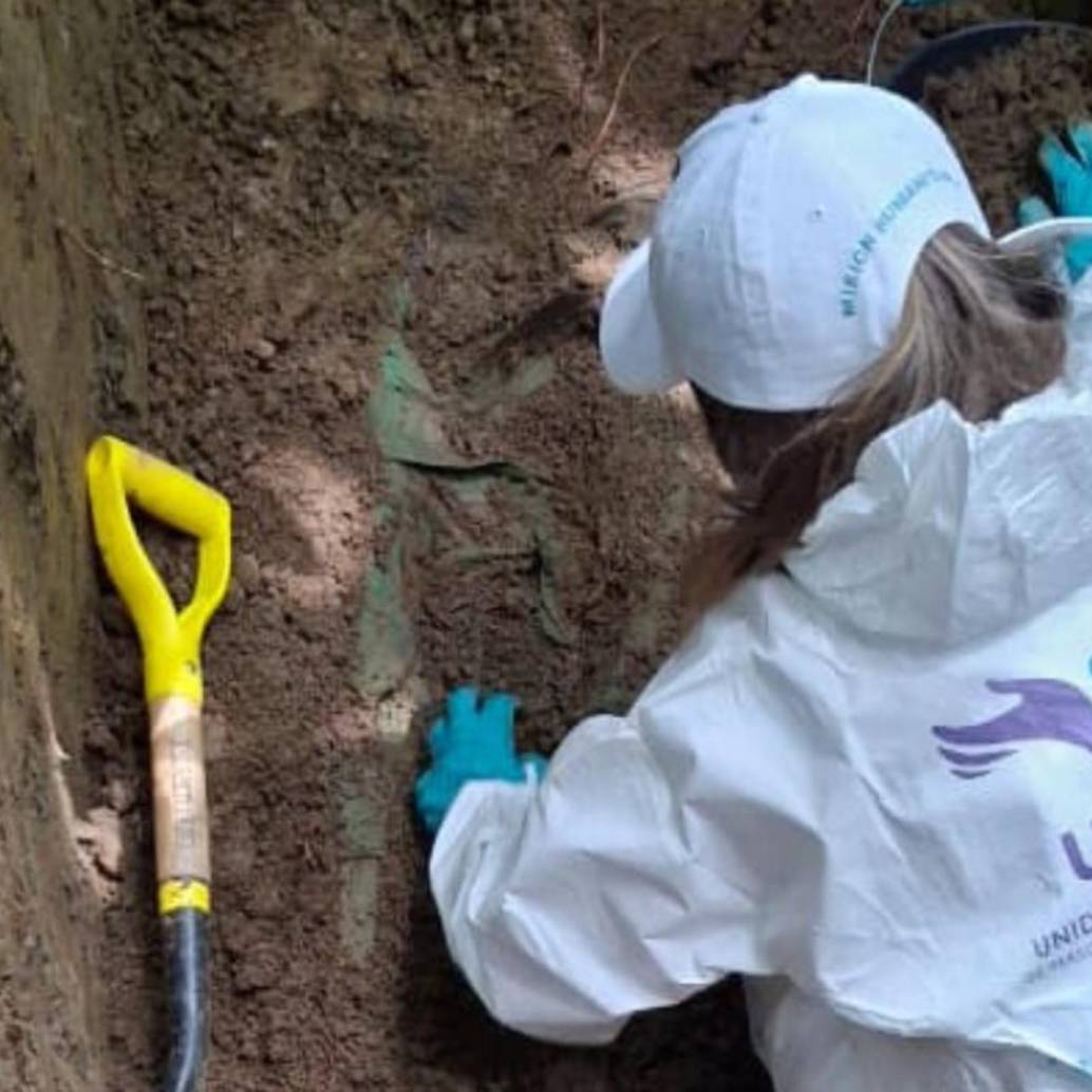 Una funcionaria de la Ubpd durante las labores de recuperación de un cuerpo. FOTO: Cortesía