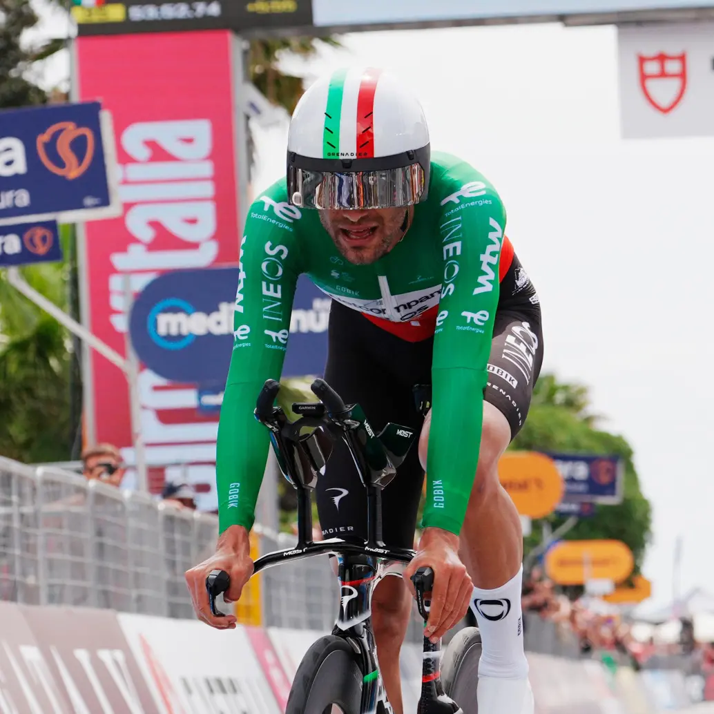 El ciclista italiano Fillipo Ganna, compañero de Egan Bernal en el Ineos, se quedó con el primer puesto de la fracción. Foto: tomada del x de @giroditalia