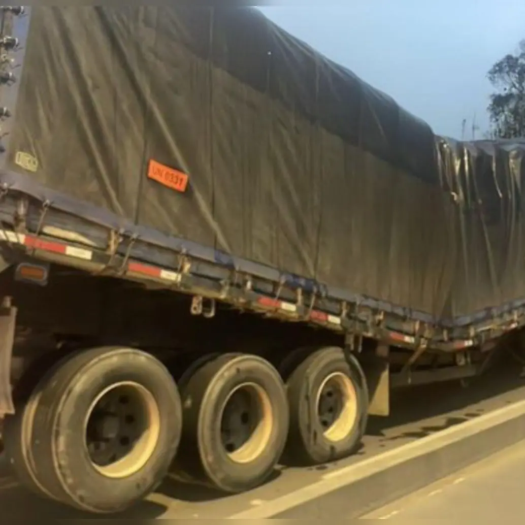 Tractocamión que transportaba material de Indumil se partió en dos secciones en la calle 234 de la Autopista Norte que conduce a Bogotá. Foto: Movilidad Bogotá