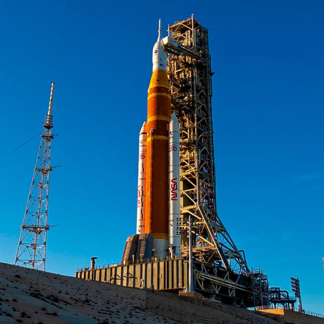 El enorme cohete SLS de la misión Artemis II, en la que cuatro astronautas orbitarán la Luna. FOTO: Tomada de X @NASA