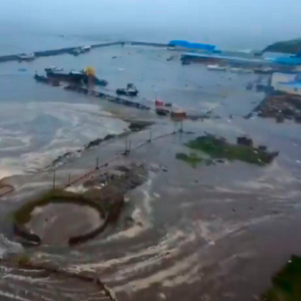 El puerto de Sévero-Kurilsk, en las islas Kuriles, a cerca de 350 kilómetros del epicentro del terremoto en península de Rusia, se inundó por un tsunami. FOTO: Captura de video