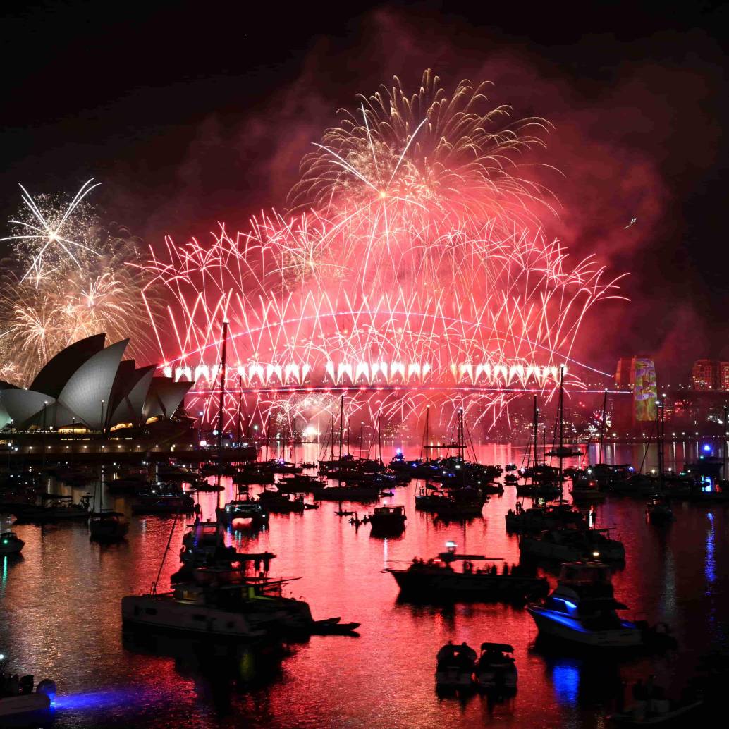 Fuegos artificiales iluminan el puerto de Sídney durante la celebración de Año Nuevo. FOTO: AFP. 