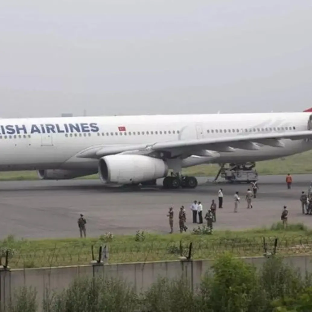 El avión procedente de Turquía fue llevado a una zona segura luego de su aterrizaje en Barcelona. Foto: redes sociales