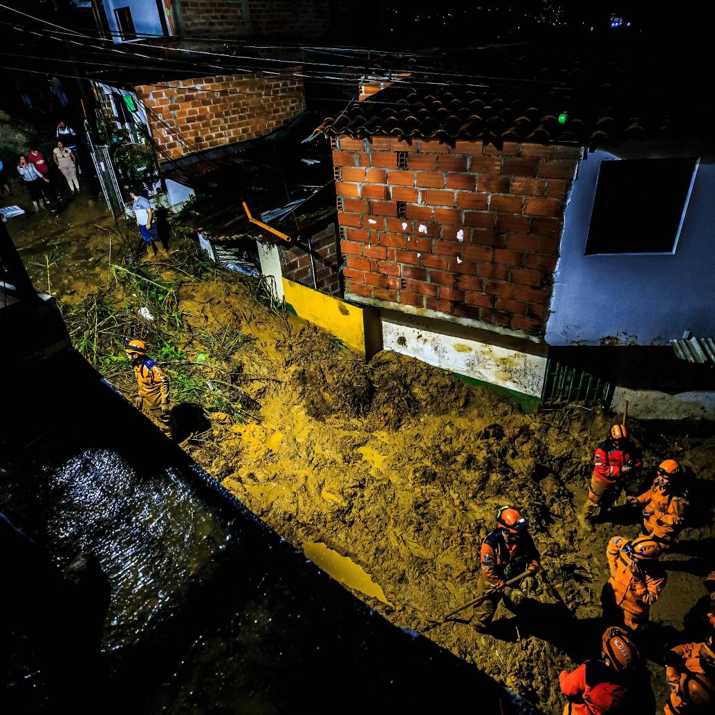 A las 6:45 p.m. ocurrió el desastre en el sector El Hoyo. Las víctimas serían de dos familias. FOTO: CAMILO SUÁREZ
