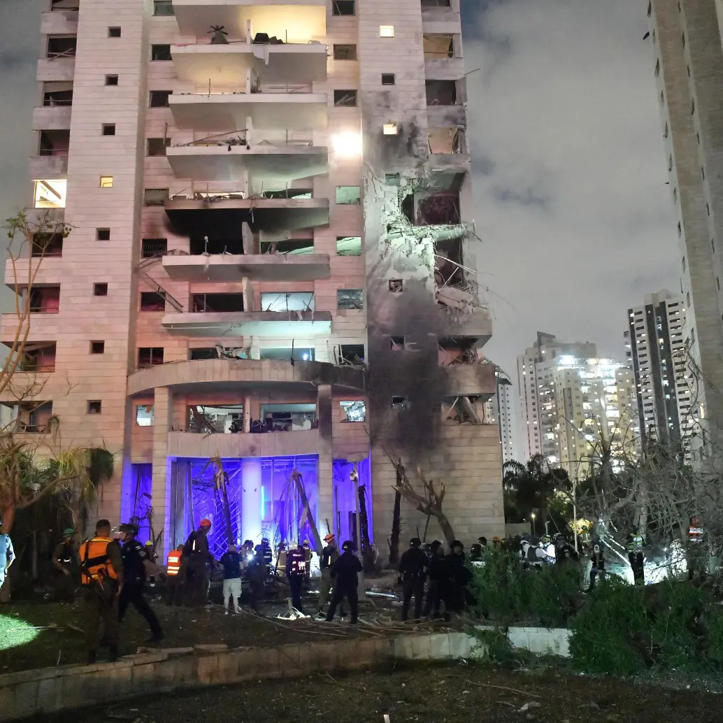  Imagen del 16 de junio de 2025, de un edificio dañado en un ataque con misiles iraníes, en Petah Tikva, en el centro de Israel. Irán lanzó el lunes un nuevo ataque con misiles contra Israel antes del amanecer, matando al menos a ocho personas e hiriendo a docenas, dijeron funcionarios israelíes, al intensificarse el conflicto de cuatro días desencadenado por un asalto sorpresa israelí. Agencia Xinhua/JINI