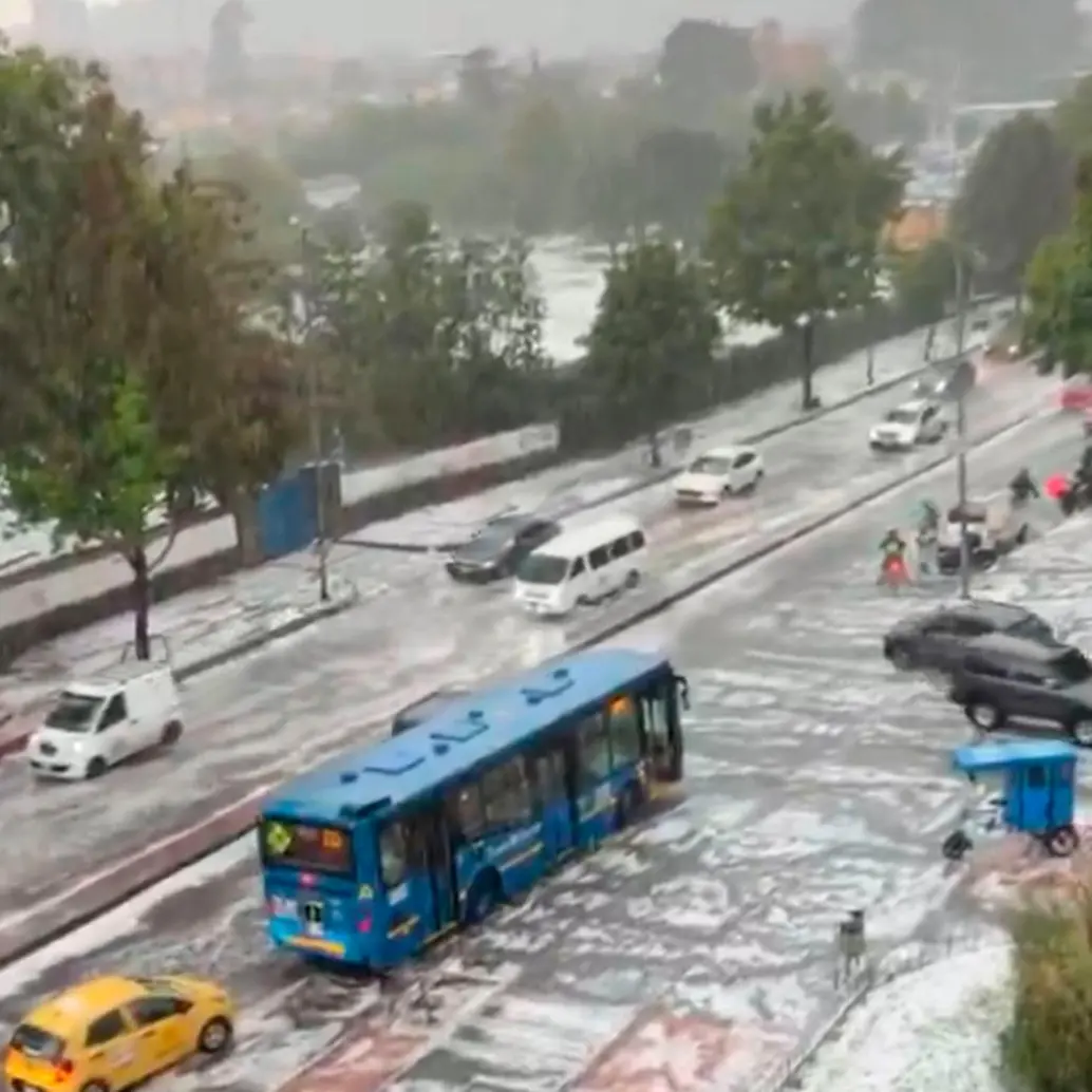 Así luce un sector del norte de Bogotá en medio de la fuerte granizada de este viernes. FOTO: Captura de video
