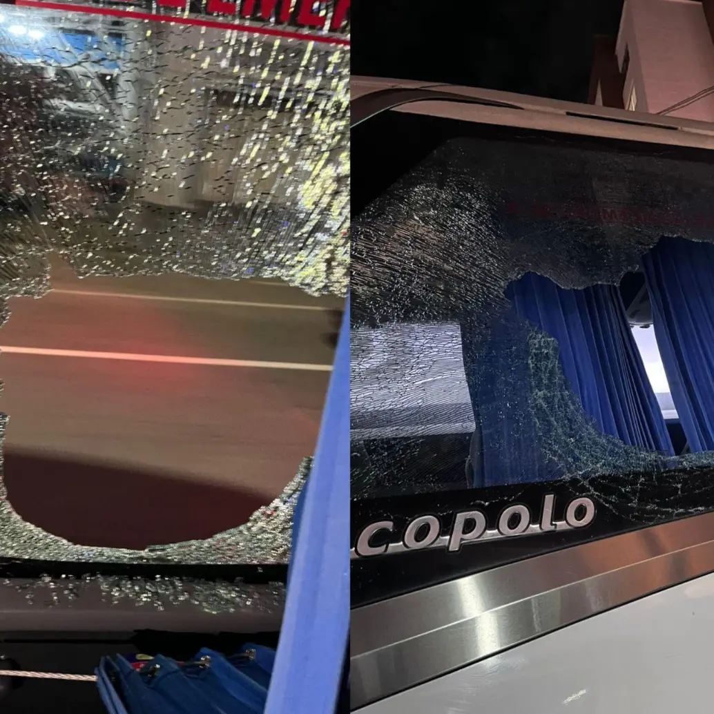 El bus de Atlético Nacional fue impactado por varias piedras a la salida del estadio Centenario de Armenia. Fotos: redes sociales 