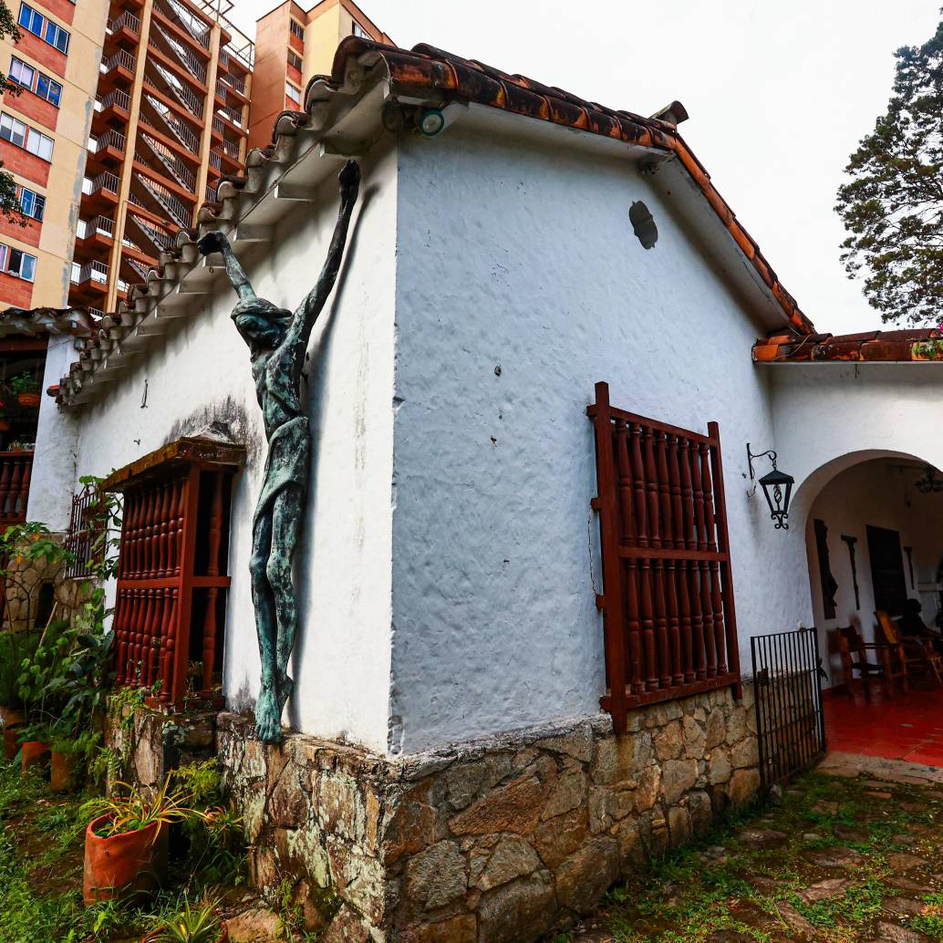 Uno de los cristos esculpidos por Jorge Marín Vieco se conserva en la entrada de la casa, como símbolo de la fuerza expresiva de su obra. FOTO Manuel Saldarriaga