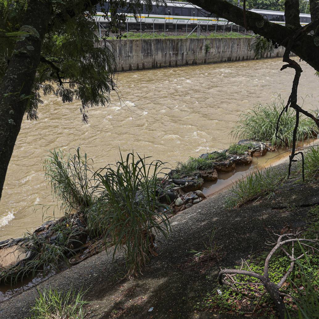 Uno de los puntos del río Medellín recientemente intervenido con sacos de arena (abajo). Foto: Manuel Saldarriaga Quintero.