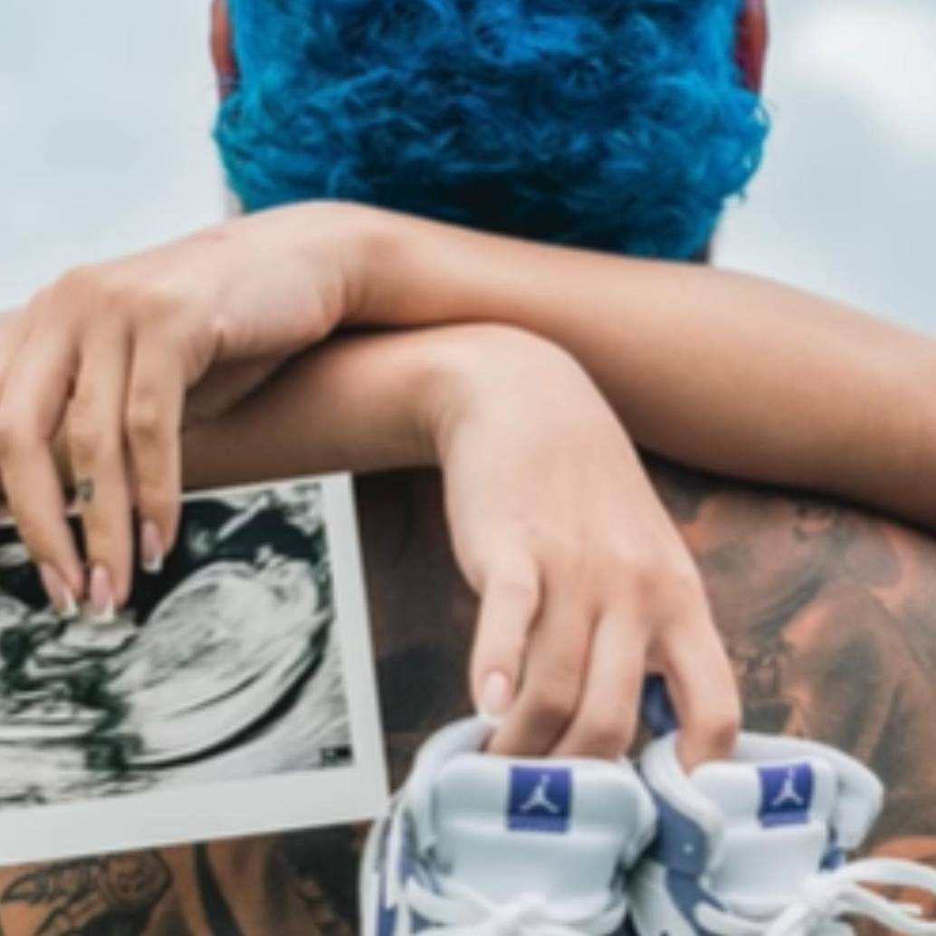 Por medio de un mensaje y esta fotografía publicada en redes sociales, la pareja anunció que están esperando un hijo. FOTO: Redes sociales Blessd