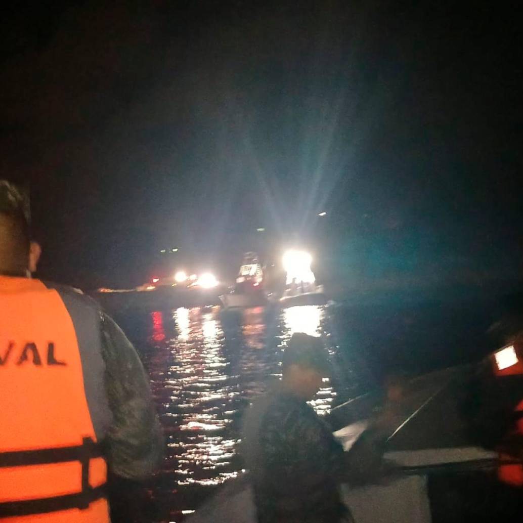 La Fuerza Naval de Honduras llegó hasta el lugar del accidente para rescatar a los heridos y recuperar los cuerpos de las víctimas. FOTO: Tomada de X @FuerzaNavalHND