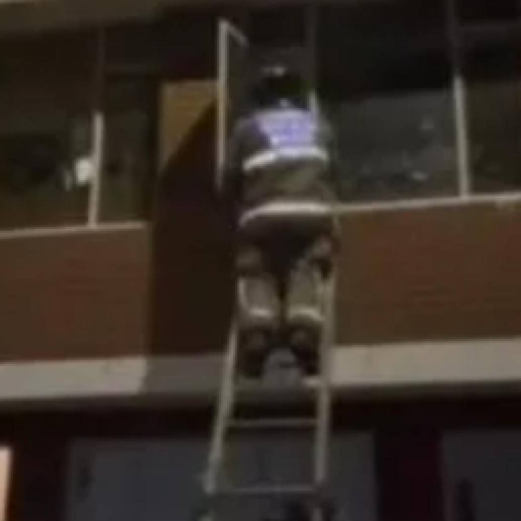 Bomberos y Policía ingresaron a un apartamento en Kennedy para rescatar a una menor que pedía ayuda desde una ventana. FOTO redes sociales