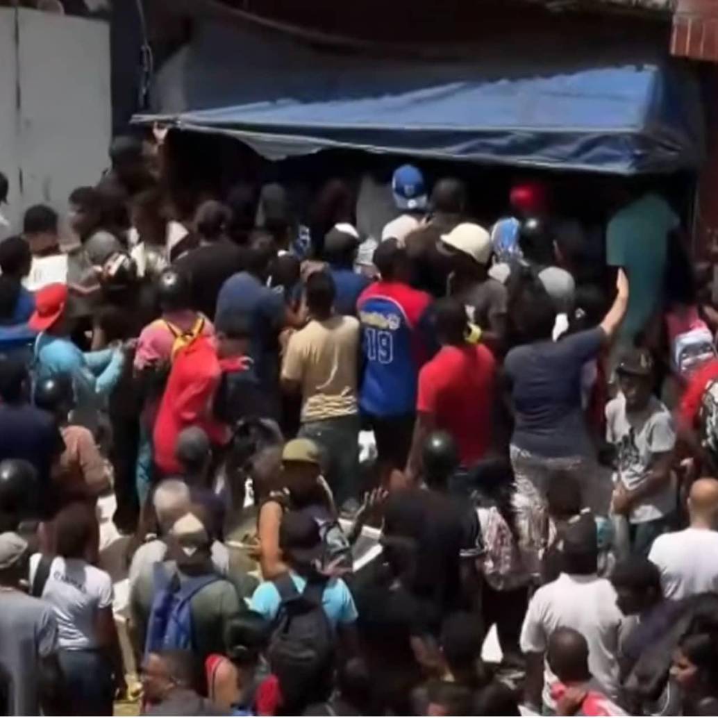 Una multitud se agolpa para saquear un almacén después del terremoto. Foto: Captura de video.