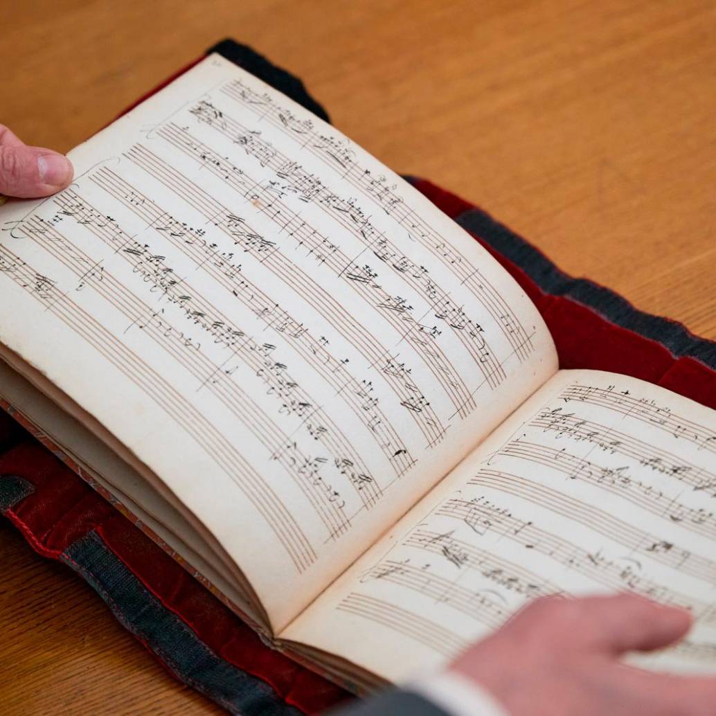 Este es el cuaderno donde está el manuscrito inédito de Mozart. FOTO: Radio France