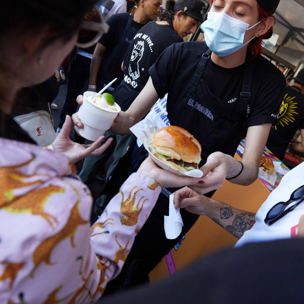 La propuesta de Burgerville incluye una experiencia retrofuturista con música en vivo, activaciones de marcas y una selección curada de hamburguesas únicas. FOTO cortesía