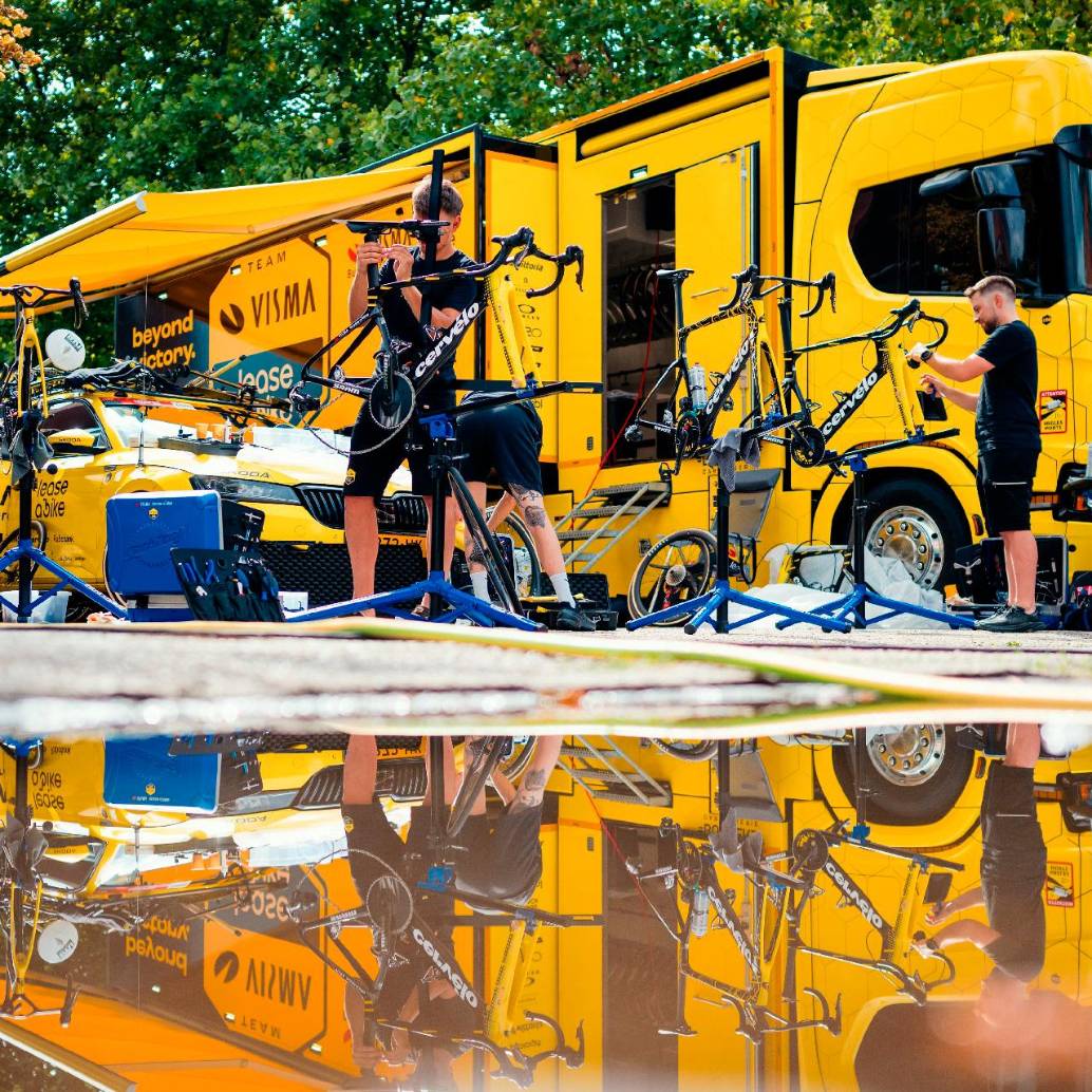 Tras un descuido de los mecánicos del Visma, varias de sus bicicletas fueron robadas el pasado domingo tras la disputa de la segunda etapa de la Vuelta a España. FOTO: Tomada de X @vismaleaseabike
