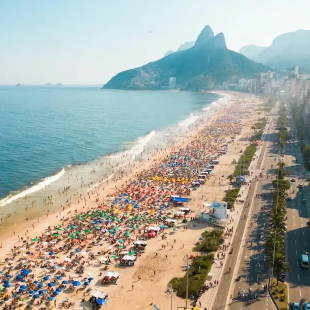 La playa de Ipanema en Brasil, como la de Copacabana, tendrán nuevas restricciones impuestas por la Alcaldía de Río de Janeiro el próximo 1 de junio. FOTO: SSTOCK