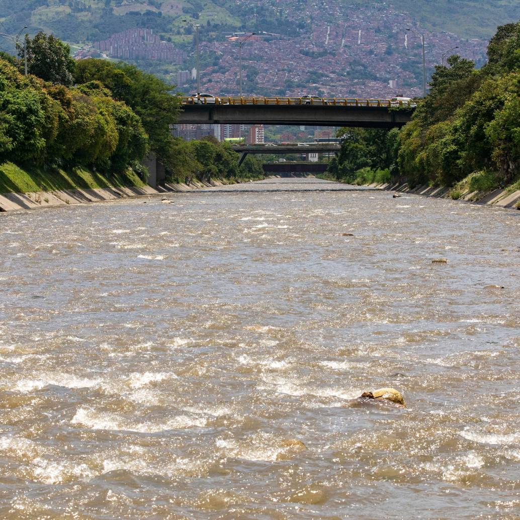 Uno de los puntos del río Medellín recientemente intervenido con sacos de arena (abajo). Foto: Manuel Saldarriaga Quintero.