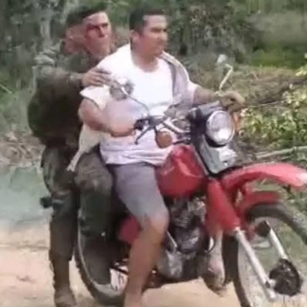 Johan Trujillo transportó a soldados que sobrevivieron a caída del avión en Putumayo. FOTO: Captura de video