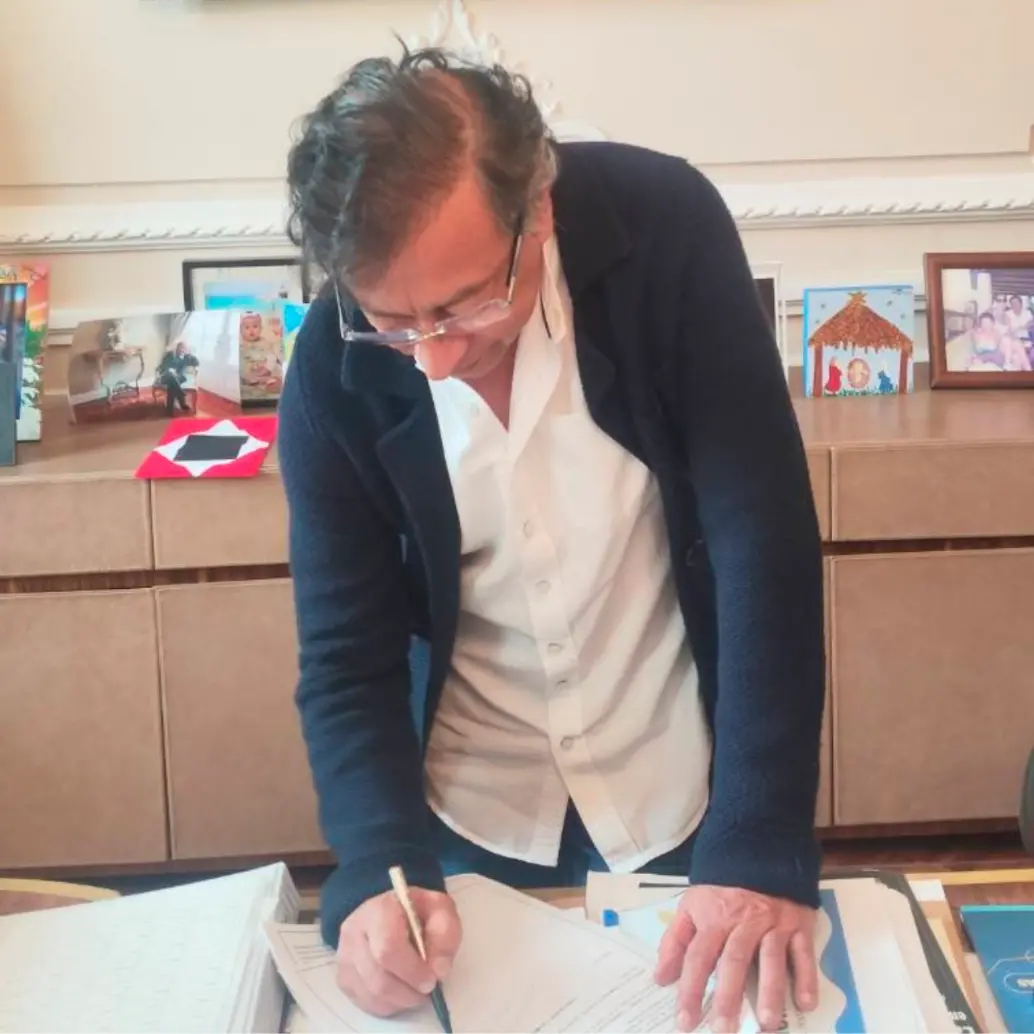 El primer mandatario acompañó el anuncio de la firma de la consulta popular por decreto con una imagen de la “bandera a muerte” que utilizaba el Libertador Simón Bolívar. FOTO: RED SOCIAL X