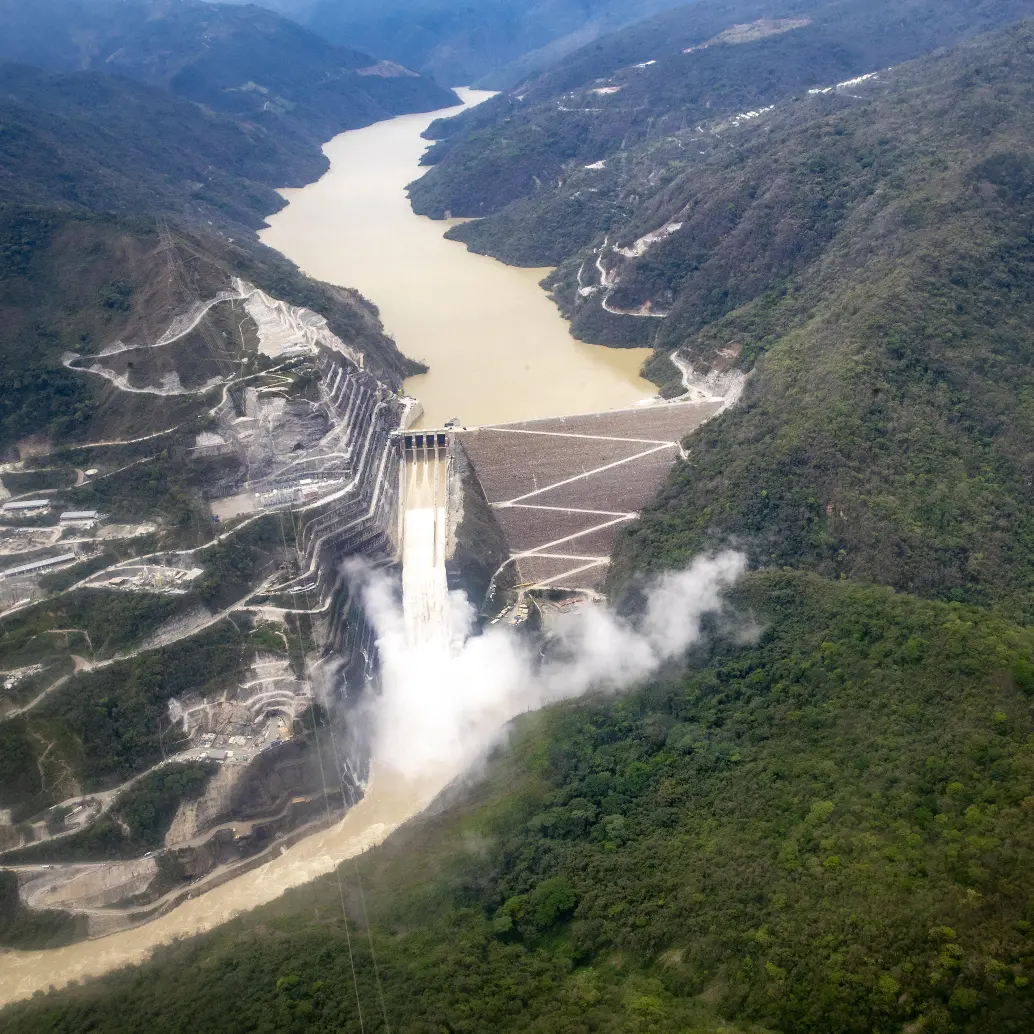 Aspecto de la central hidroeléctrica de Ituango, con su vertedero funcionando. FOTO: Juan Antonio Sánchez. Archivo El Colombiano