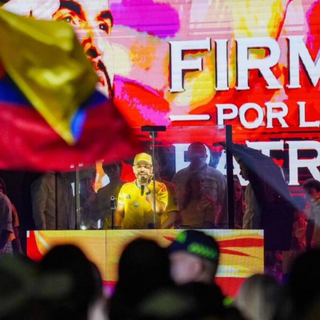 La decisión se da luego de que la Corte tumbara la medida que obligaba al candidato a retirar de su campaña imágenes o expresiones alusivas a los símbolos patrios. Foto: Colprensa. 
