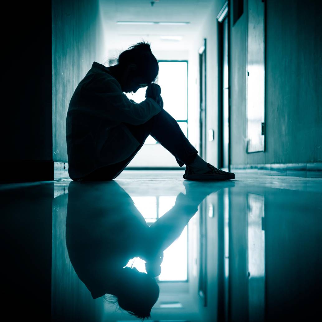 La OMS describe la soledad como el sentimiento doloroso que surge de la brecha entre las conexiones sociales deseadas y las reales, mientras que el aislamiento social se refiere a la falta objetiva de conexiones sociales suficientes. FOTO Getty