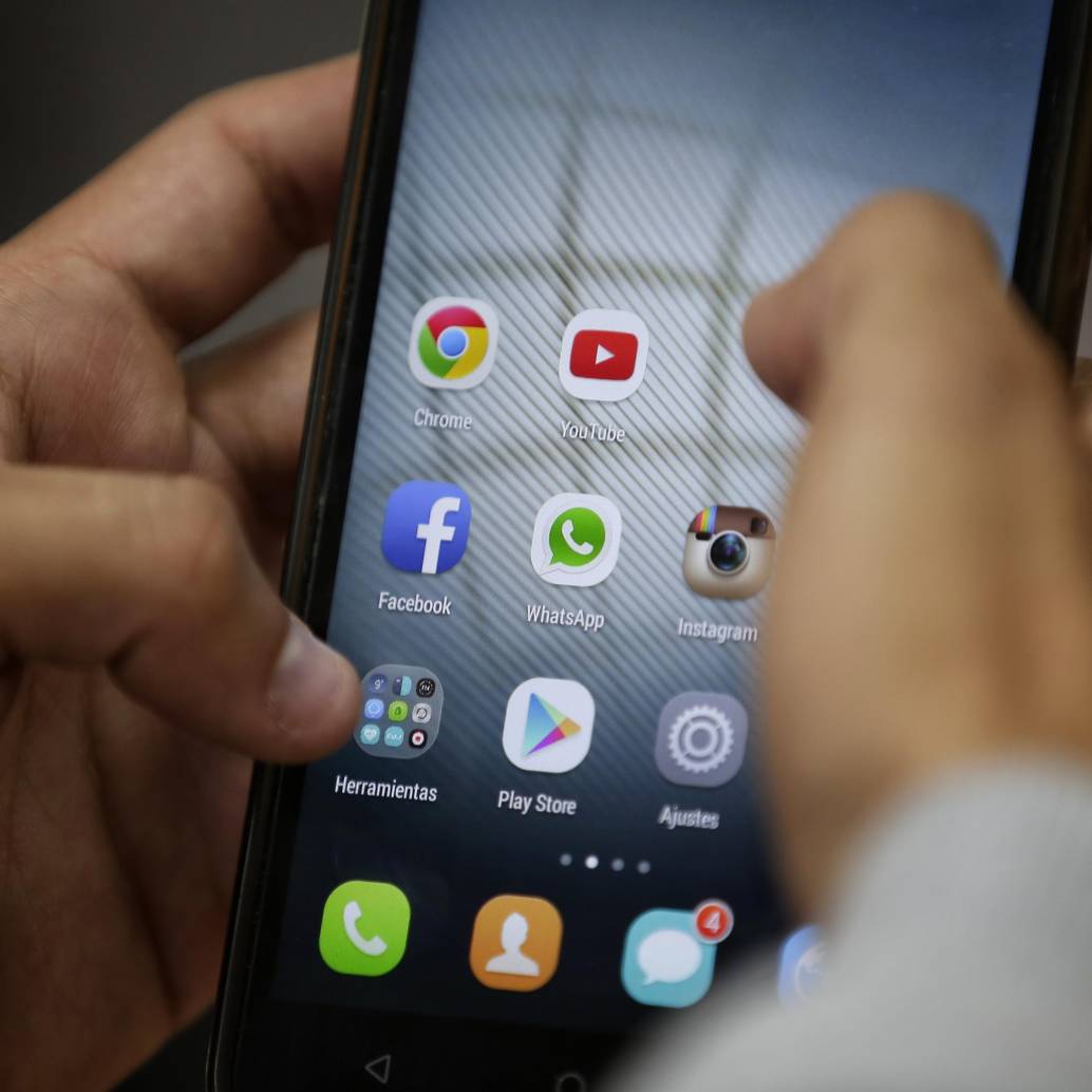 Elegir un smartphone en 2026 implica evaluar inteligencia artificial, autonomía de batería, diseño y rendimiento antes de fijarse en el precio o el modelo. FOTO Colprensa