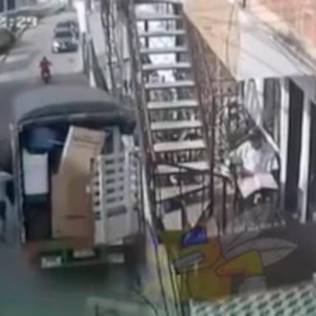 El momento en el que William Parra intenta subirse a su camión para detenerlo. FOTO: Captura de video
