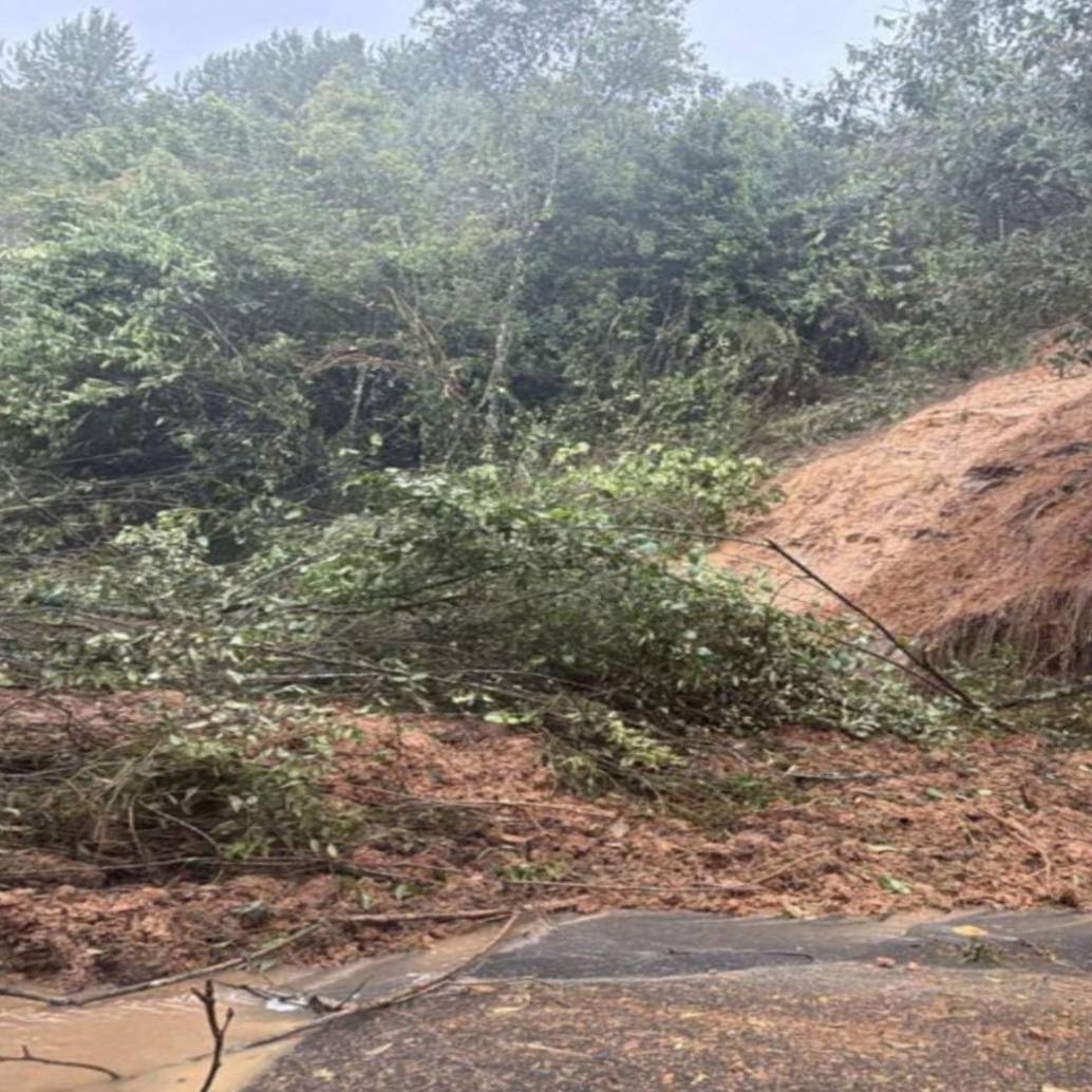 Así quedó el paso vial tras el deslizamiento. FOTO: Cortesía