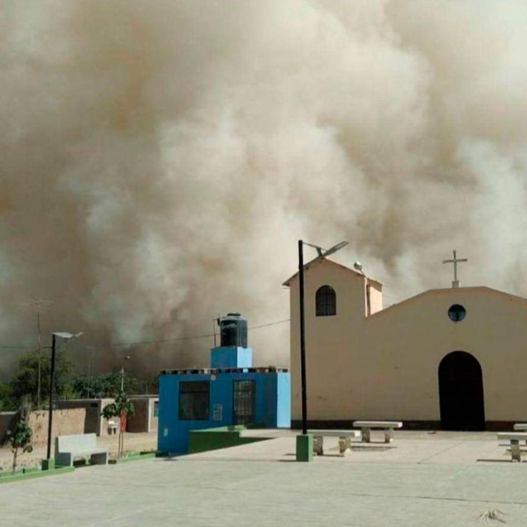 En Ica, la tormenta paralizó el transito vehicular y las actividades turísticas por más de tres horas. FOTO: Cortesía Alfonso Moquillaza, tomada de X @Ojo_Publico