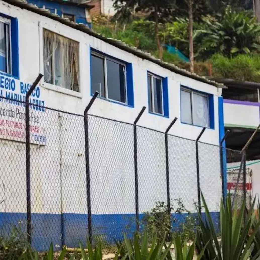 Fachada del colegio Santa María de la Cruz, ubicado en el barrio La Cruz de la Comuna de Manrique. FOTO: Tomada de redes sociales