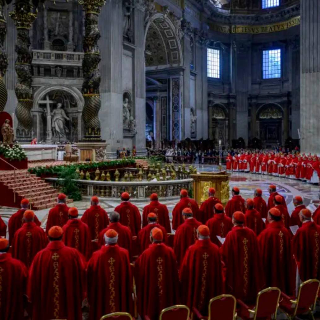 Los 133 cardenales están aislados del mundo exterior y solo podrán comunicar su decisión sobre la elección del papa a través de fumatas negras o blancas. FOTO: Getty