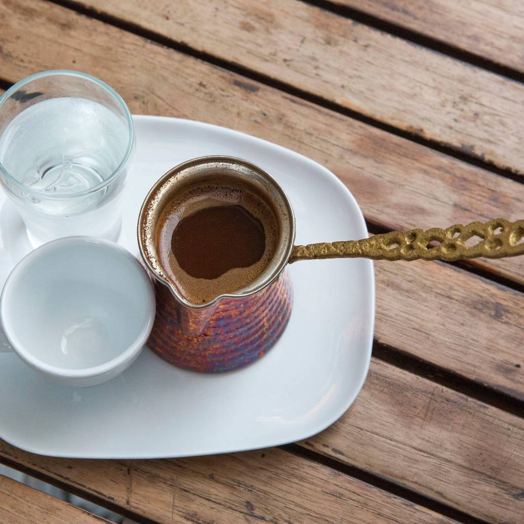 Un estudio analizó los datos de más de 130 mil participantes durante cuatro décadas y estableció que la cafeína podría ser la sustancia responsable de estos beneficios. Foto: EL COLOMBIANO