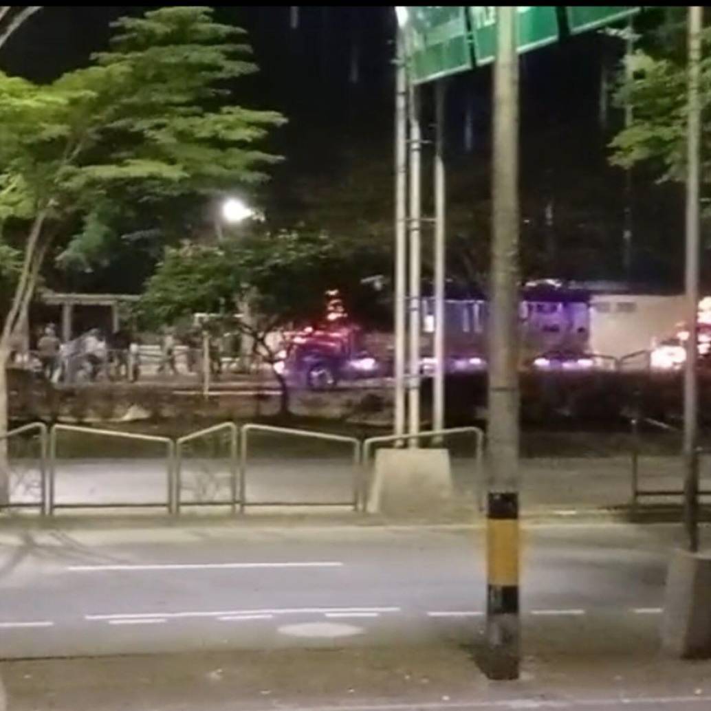 En horas de la madrugada varios buses con indígenas llegaron a La Alpujarra. Foto: Captura de video 