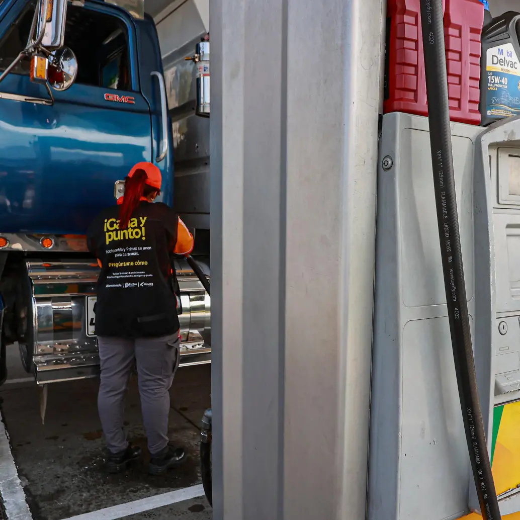 El alza de los precios internacionales del petróleo volvió a ampliar el déficit del Fondo de Estabilización de Precios de los Combustibles (Fepc), lo que reabre el debate entre ajustar los combustibles o aumentar la presión sobre las finanzas públicas. FOTO Manuel Saldarriaga