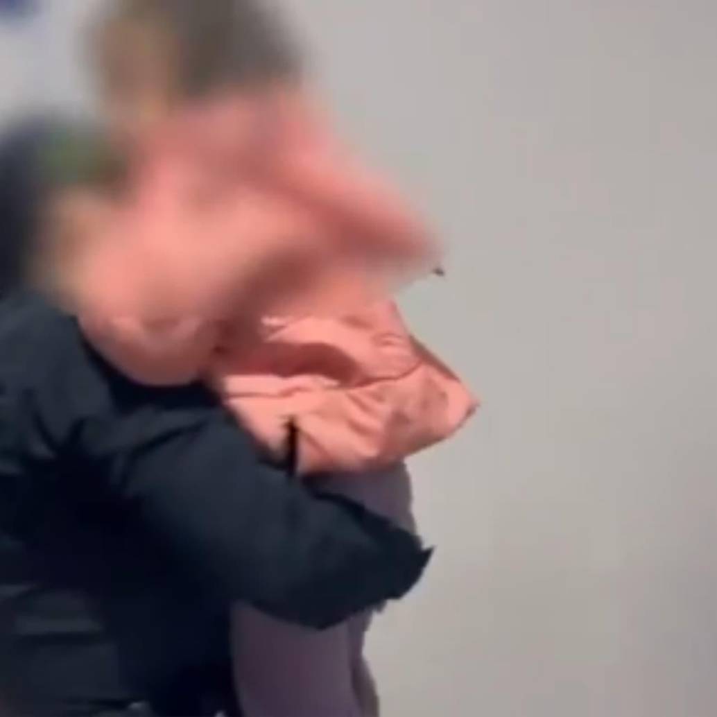 Con autorización de los vecinos, la policía ingresó a la habitación donde se encontraba la niña. Foto: captura de video.