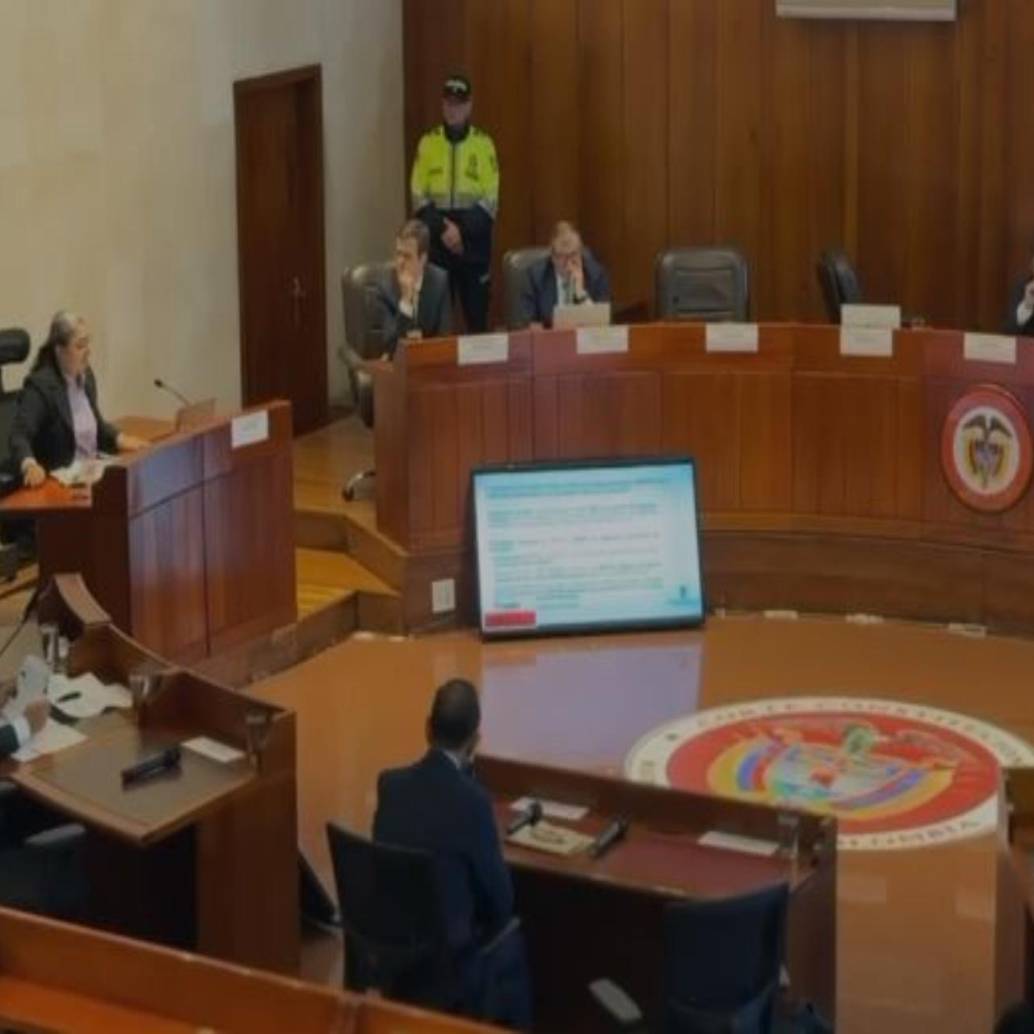 El gobernador Andrés Rendón (a la izquierda, en el atril) exponiendo su postura ante los jueces del Alto Tribunal. FOTO: Captura de video