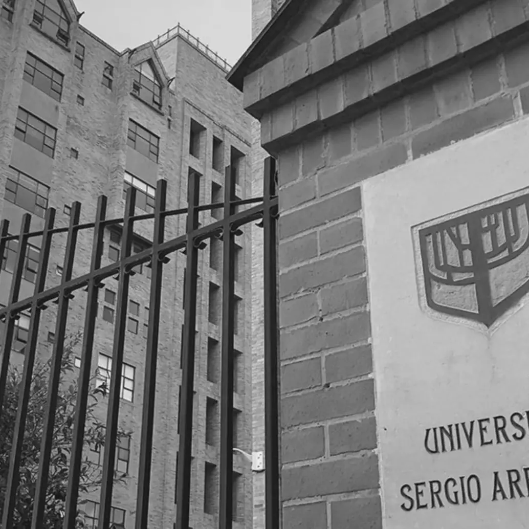 La emergencia ocurrió en la Facultad de Derecho de la Universidad Sergio Arboleda, donde una estudiante de primer semestre cayó desde un sexto piso, lo que generó la evacuación inmediata del campus. Foto: Universidad Sergio Arboleda