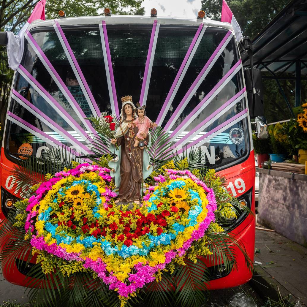 Conductores en Colombia decoran sus vehículos con la imagen de la Virgen del Carmen para rendirle homenaje cada 16 de julio. FOTO Camilo Suárez