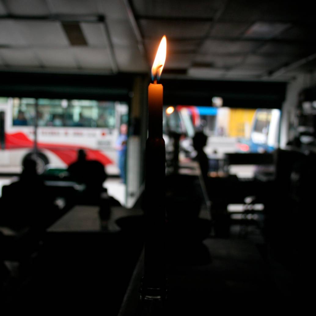 El bajo nivel del río Putumayo impide el transporte fluvial, principal vía de abastecimiento del municipio. foto Colprensa.