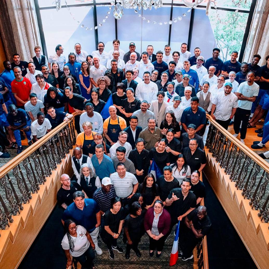El plantel de Francia con el personald el hotel Four Seasons de Boston. FOTO: <b>X FFF</b>