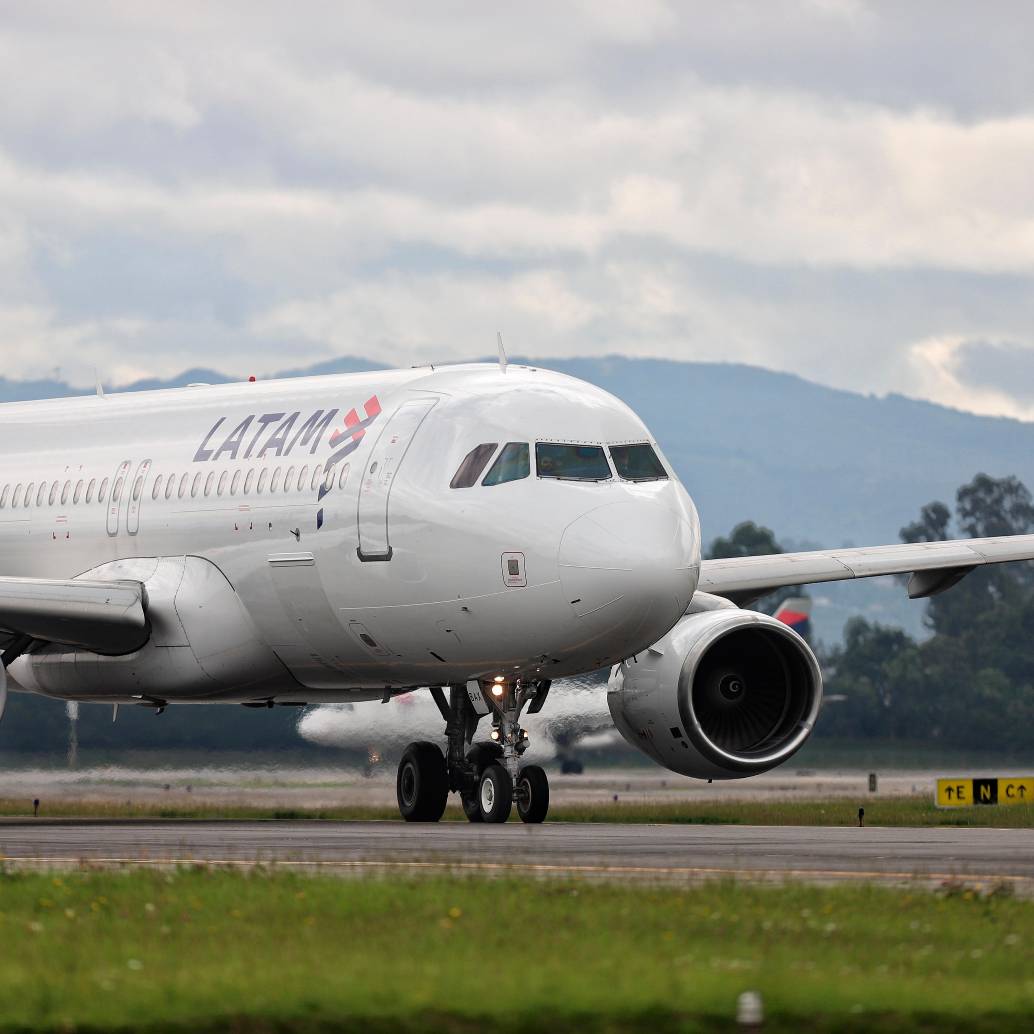 El avión de la aerolínea Latam estaba a punto de despegar en la pista sur de El Dorado cuando ocurrió el incidente. FOTO: Colprensa