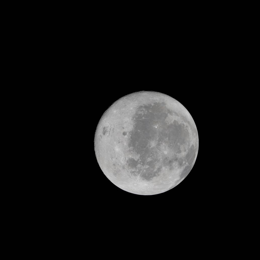 La Nasa compartió esta imagen de la Luna mientras los astronautas llegaban a rodearla. FOTO Cortesía