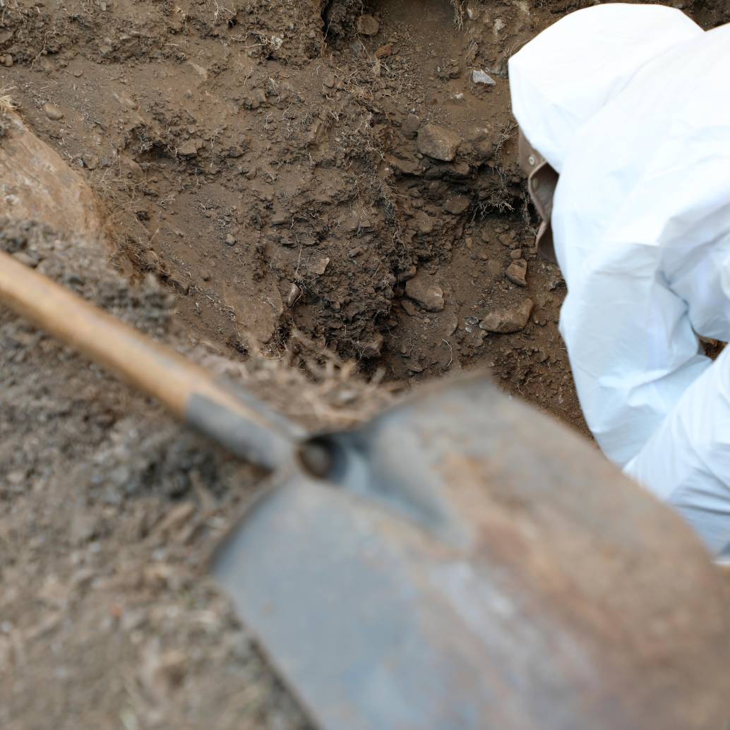 En los puntos de interés forense encontraron palas e insignias militares. FOTO: COLPRENSA