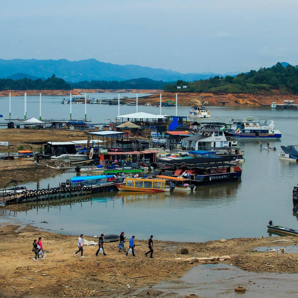 En 2024, la sequía por el intenso verano redujo dramáticamente el nivel de los embalses de generación como Guatapé. FOTO Camilo Suárez