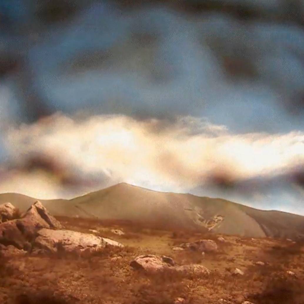 Momento exacto de la emisión de ceniza registrada este 3 de diciembre a la 1:14 p. m., y que fue captada por la cámara de monitoreo Lavas Rojas, ubicada al noroccidente del volcán y a 2,4 kilómetros del cráter. FOTO: Tomada de X @sgcol