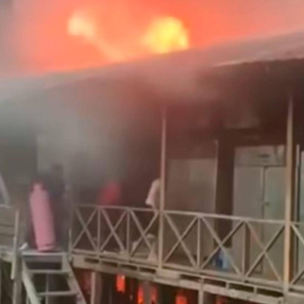 La conflagración habría iniciado en la cocina del hotel. FOTO: Captura de video